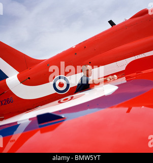 Polissage Ingénieur des flèches rouges des avions de voltige sur les surfaces de vol du matin de l'équipe passant-out test (PDA). Banque D'Images