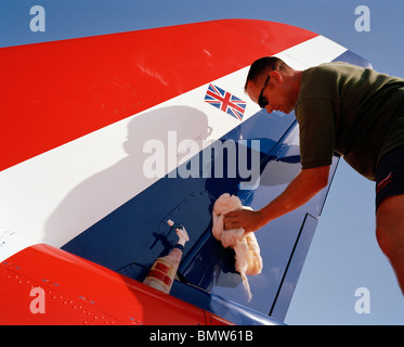 Polissage Ingénieur des flèches rouges des avions de voltige sur les surfaces de vol du matin de l'équipe passant-out test (PDA). Banque D'Images