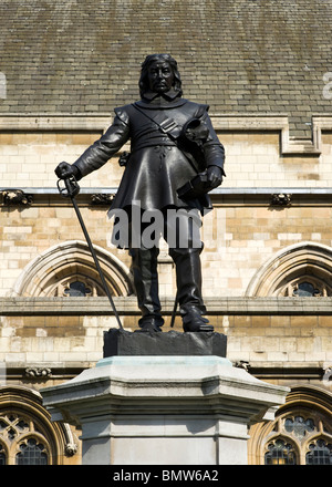 Statue en bronze d'Oliver Cromwell devant les Maisons du Parlement, Londres, Angleterre, Grande-Bretagne, Royaume-Uni Banque D'Images