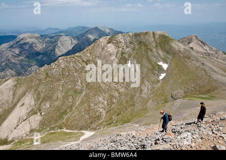 Les marcheurs en ordre décroissant du haut de Profitis Ilias, plus haut sommet du mont Taygète. / La Messénie Laconie Péloponnèse, Grèce Banque D'Images