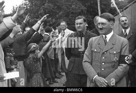 ADOLF HITLER vers 1934 avec foule donnant le salut de l'ISEJ heil Banque D'Images