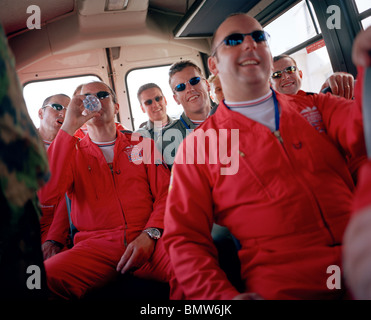 Les pilotes de la "Flèche Rouge", la Royal Air Force britannique aerobatic team ride en bus de l'équipage après le spectacle aérien de l'affichage. Banque D'Images