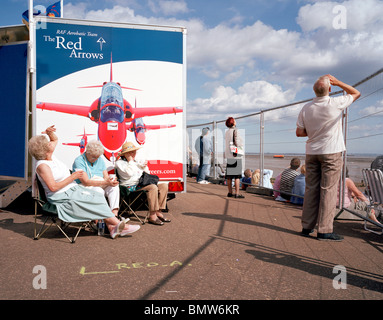 Les membres du public regarder ou écouter les "flèches rouges', la Royal Air Force britannique de l'équipe de voltige à Southend Air show. Banque D'Images