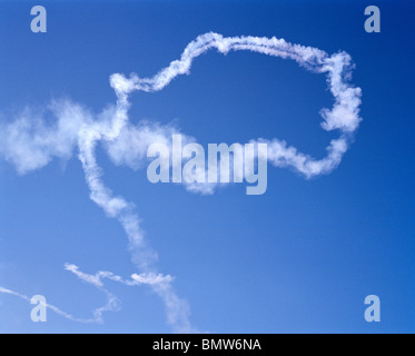 Trails de fumée blanche laissée dans le ciel par des avions à réaction Hawk de l'élite 'Red Arrows' aerobatic team. Banque D'Images