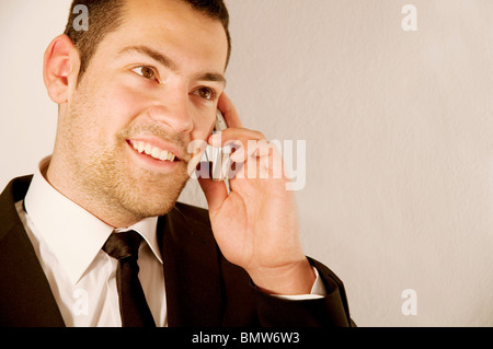 Jeune homme à l'aide de téléphone mobile. Voir de très près. Banque D'Images