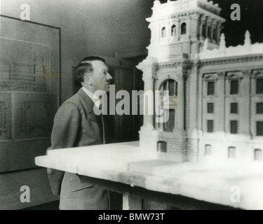 ADOLF HITLER se penche sur le modèle de l'Opéra de Berlin proposé lors d'une visite à l'architecte Nazi Brinkmann Woldemar Banque D'Images