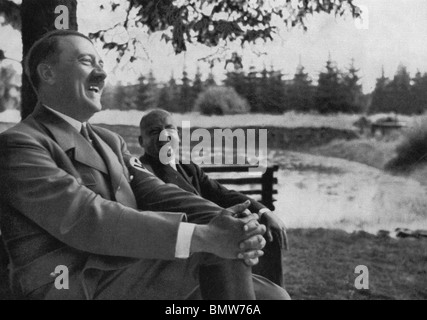 HITLER - l'un d'une série de photos largement diffusé en Allemagne. Légende originale dit "Le führer peut aussi s'amuser' Banque D'Images