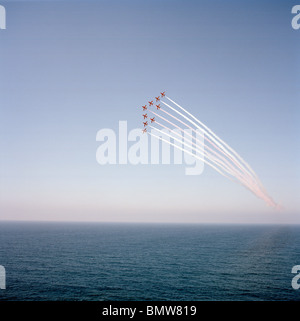 Appareils de la 'Flèche Rouge', la Royal Air Force britannique aerobatic team pratique sur Chypre mer pendant les exercices de printemps. Banque D'Images