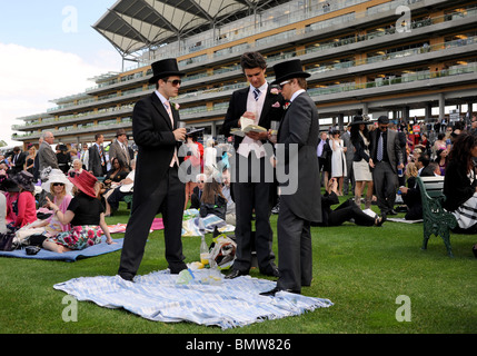 Royal Ascot homme Racegoers Course de Chevaux portant des costumes du matin en face de la grande tribune Berkshire UK Banque D'Images