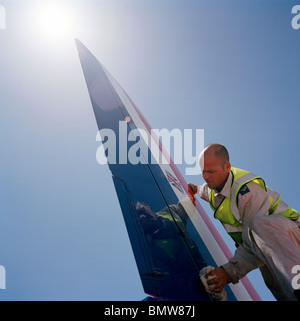 Armurier/ingénieur du polissage des flèches rouges des avions de voltige sur les surfaces de vol du matin de l'équipe passant-out test (PDA). Banque D'Images