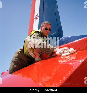 Polissage Ingénieur des flèches rouges des avions de voltige sur les surfaces de vol du matin de l'équipe passant-out test (PDA). Banque D'Images