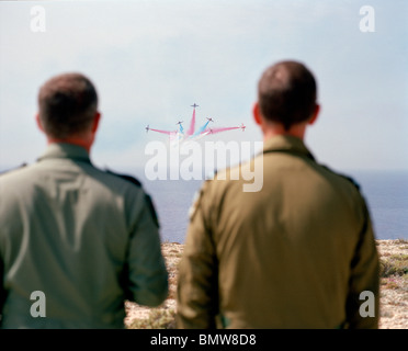 Les hauts officiers de la RAF d'évaluer "les flèches rouges' de la Royal Air Force aerobatic team et leur accorder l'autorisation de voler d'écrans Banque D'Images