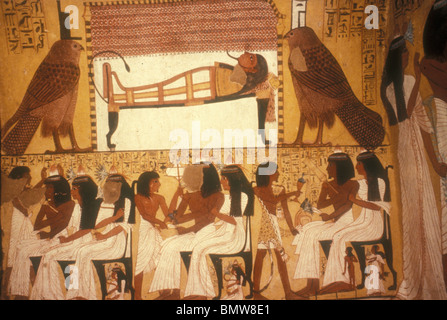 Murale sur les murs de la tombe de Sennedjem, Vallée des Rois à Louxor, Égypte Banque D'Images