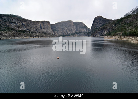 L'O'Shaughnessy Dam Hetch Hetchy formant le réservoir. Banque D'Images