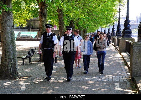 Les agents de police britannique d'une patrouille à pied de la promenade Riverside, Londres Banque D'Images