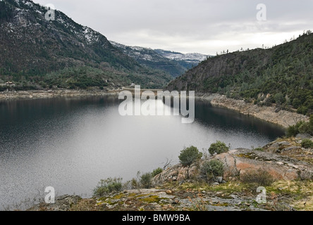 L'O'Shaughnessy Dam Hetch Hetchy formant le réservoir. Banque D'Images