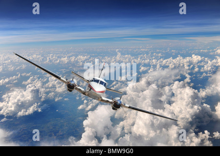 Vol d'un avion au-dessus des nuages Banque D'Images