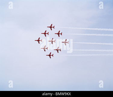 Neuf avions de Hawk l'élite 'flèches' rouge, la prestigieuse équipe de voltige aérienne de la Royal Air Force. Banque D'Images