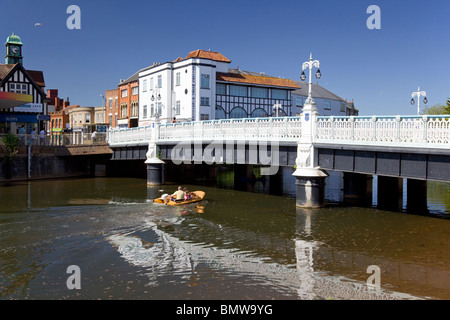 Famille dans un canot pneumatique sur la rivière Tone, Taunton, Somerset Banque D'Images