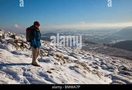 Randonneur femme debout sur pain de sucre en hiver Wales UK Banque D'Images