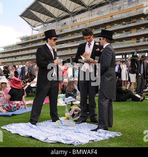 Royal Ascot Horse Racing Berkshire - les amateurs de course portant des costumes du matin devant la tribune 2010 Banque D'Images