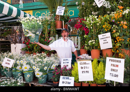 Commerçant rue vente de fleurs à Columbia Road Flower Market, London, England, UK Banque D'Images