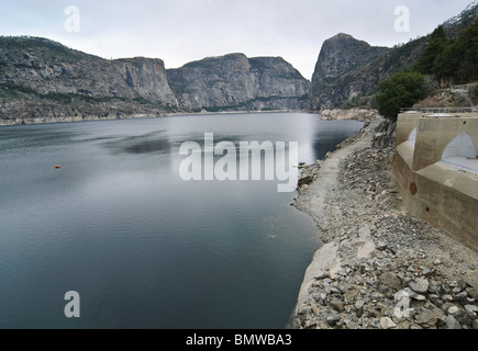 L'O'Shaughnessy Dam Hetch Hetchy formant le réservoir. Banque D'Images