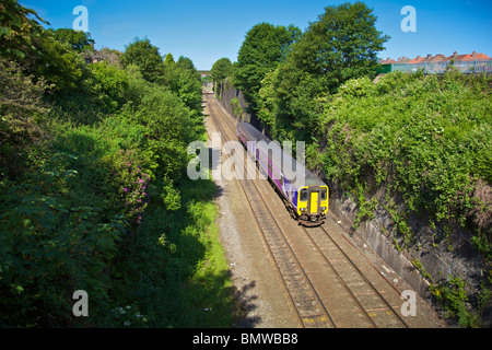 Une unité diesel quitte Liverpool dans le DMU Edge Hill en coupe Wavertree. Banque D'Images