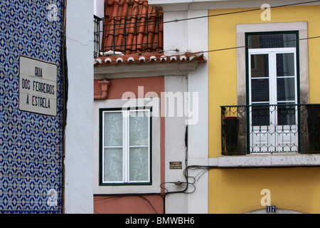 Plaque de rue et les détails des maisons dans le quartier Barrio Alto de Lisbonne, Portugal Banque D'Images