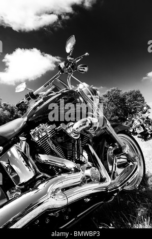 Harley Davidson CVO Fatbob moto personnalisée à un bike show en Angleterre. Monochrome Banque D'Images