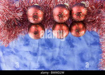 Trois boules de Noël rouge avec des contours d'arbres, rouges et blancs scintillants, réflexions et copyspace Banque D'Images
