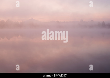 Lever du soleil Lac Cassidy avec brouillard et Mont Pilchuck avec réflexions Snohomish Comté l'État de Washington, USA Banque D'Images