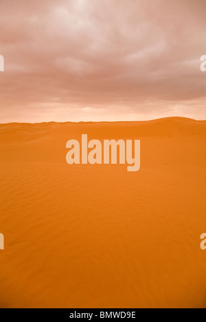 Nuages gris survolez le désert du Sahara en Tunisie. Banque D'Images
