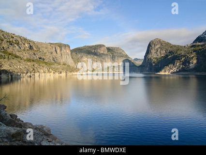 L'O'Shaughnessy Dam Hetch Hetchy formant le réservoir. Banque D'Images