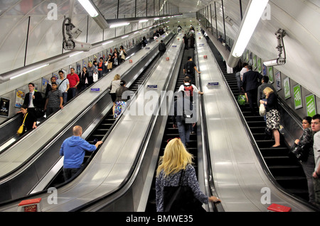 Escaliers mécaniques à la station de métro Holborn, High Holborn, London Borough of Camden, Greater London, Angleterre, Royaume-Uni Banque D'Images