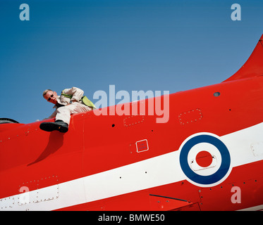 Armurier/ingénieur du polissage des flèches rouges des avions de voltige sur les surfaces de vol du matin de l'équipe passant-out test (PDA). Banque D'Images