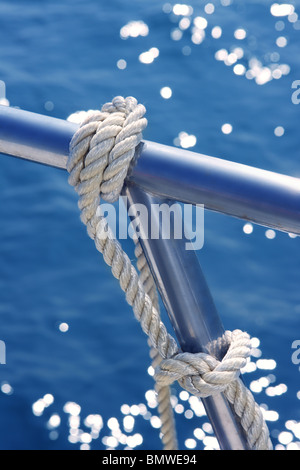 Détail noeud marin sur bateau en acier inoxydable forgé Bannister Banque D'Images