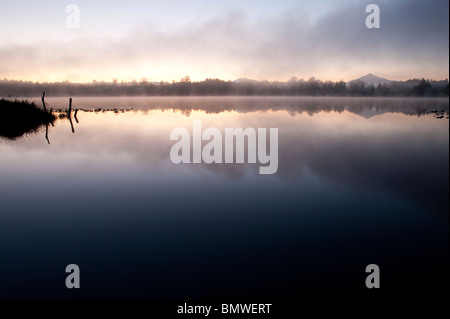 Lever du soleil Lac Cassidy avec Mont Pilchuck reflété dans le lac Banque D'Images