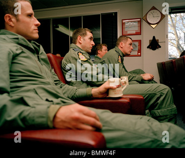 Les membres de la pilote rouge 'flèches', la Royal Air Force britannique dans l'équipe de voltige aérienne d'après-séance d'entraînement. Banque D'Images