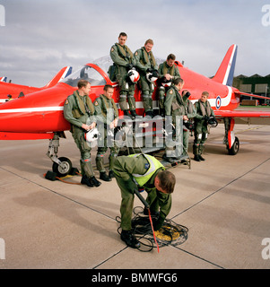 L'équipe au sol de la RAF membre de la 'Flèche Rouge', la Royal Air Force britannique aerobatic team ravitaille entre vols d'entraînement. Banque D'Images