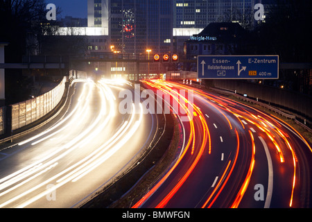 L'heure sur l'autoroute a40, Essen, Allemagne Banque D'Images