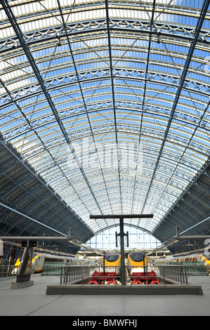 St Pancras International un bâtiment ferroviaire victorien classé Grade I et maintenant un terminal avec des trains Eurostar sous un grand toit de verre à portée unique Royaume-Uni Banque D'Images