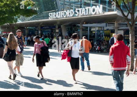 Les navetteurs à l'extérieur de la gare de Stratford station la plus proche du site de jeux olympiques de 2012, Stratford, East London England UK KATHY DEWITT Banque D'Images