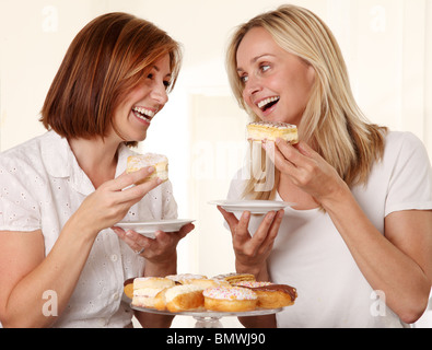 Deux femmes de manger des gâteaux à la crème Banque D'Images