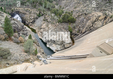 L'O'Shaughnessy Dam Hetch Hetchy formant le réservoir. Banque D'Images