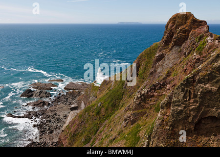 Hartland Point Lighthouse et vue vers l'île de Lundy, Devon, Angleterre Banque D'Images