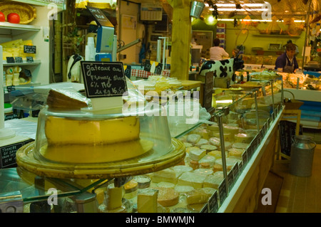 Au fromage marché couvert des Ternes Paris France Europe Banque D'Images