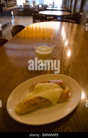 Crêpes letton à la crème sauce dans un restaurant Riga Lettonie Europe Banque D'Images