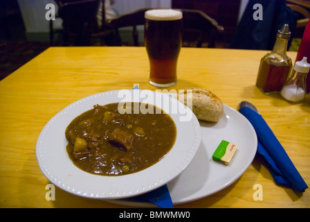 Ragoût irlandais et une pinte de bière dans un pub à Liverpool Angleterre Angleterre Europe Banque D'Images