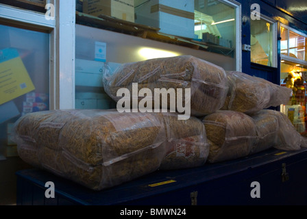 Paille d'orge dans des sacs en plastique au marché couvert d'Oxford en Angleterre Angleterre Europe Banque D'Images